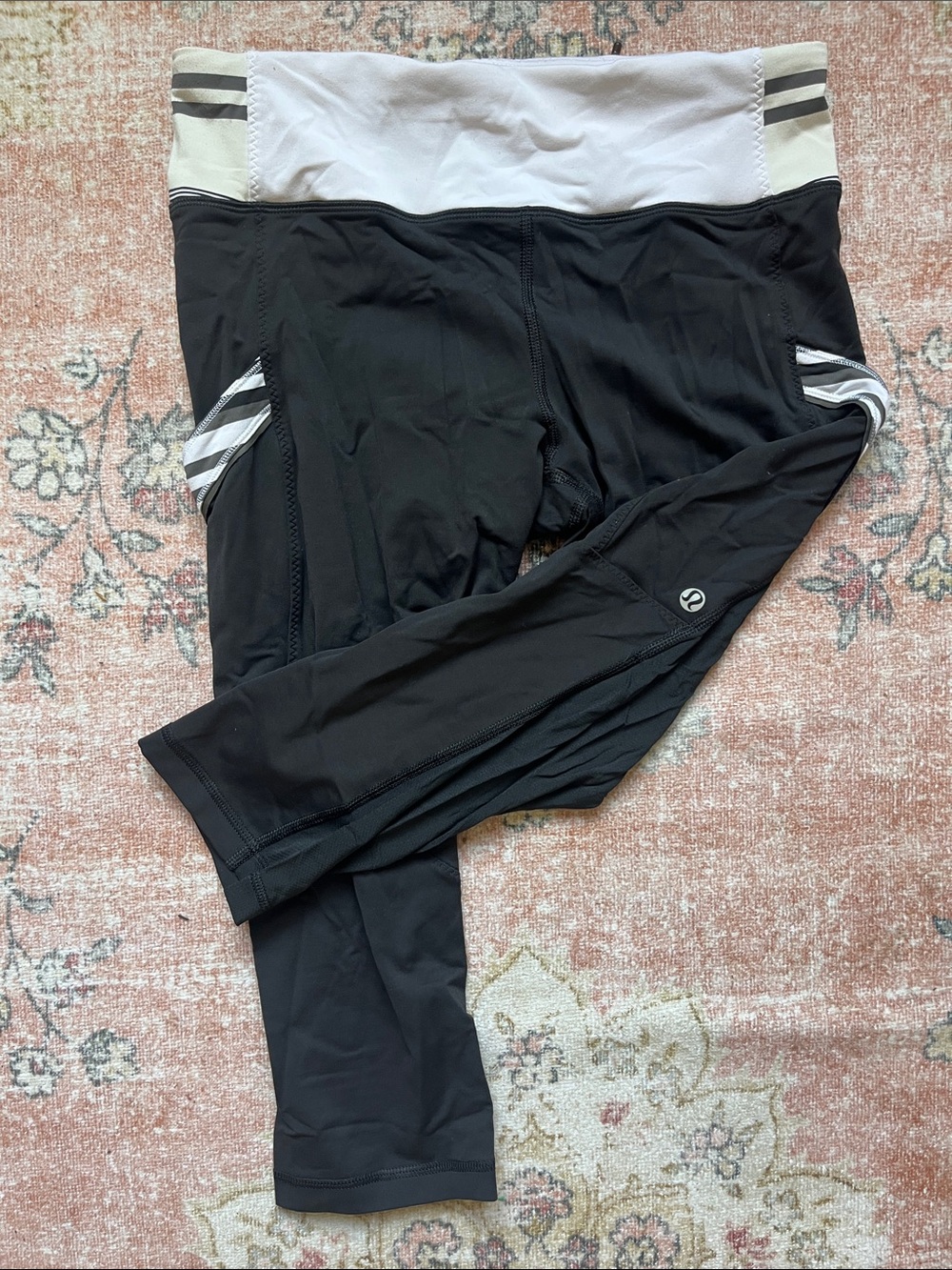 lululemon Black knee length Leggings with White Waistband and pockets size 6